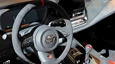 Toyota GRMN Corolla: un dettaglio del volante in pelle scamosciata e della plancia