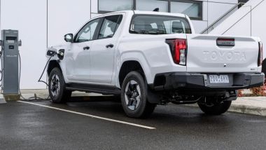 Toyota Hilux BEV: batteria da 59,2 kWh e autonomia fino 315 km NEDC