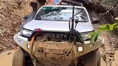 Toyota Hilux e fuoristrada estremo in Australia: il pick-up con rimorchio esce dal fango