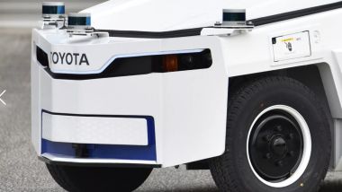 Toyota: i dispositivi LiDar sui parafanghi anteriori dei muletti a guida autonoma 4