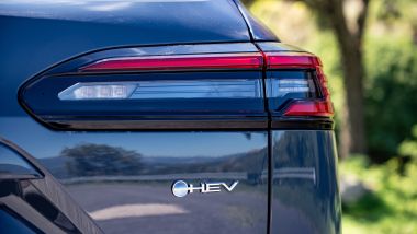 Toyota: il logo HEV della Corolla Cross chiarisce che monta un motore full hybrid