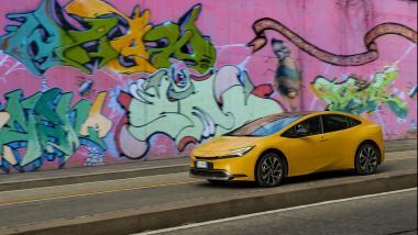 Toyota Prius: in città si percorrono fino a 70 km in modalità EV con batteria da 13,6 kWh
