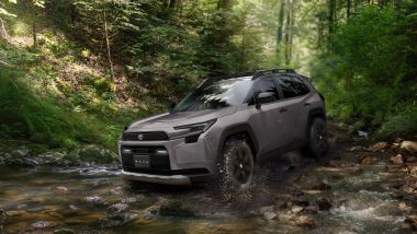 Toyota RAV4 2025, l'allestimento Adventure con protezioni maggiorate per l'offroad