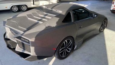 Toyota Supra o Lamborghini Reventon: la replica artigianale vista da dietro 