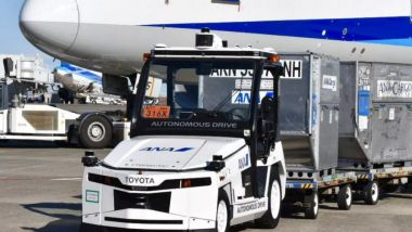 Toyota: uno dei trattori a guida autonoma di livello 4 all'aeroporto Haneda di Tokyo