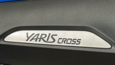 Toyota Yaris Cross, dettaglio della firma sui sottoporta