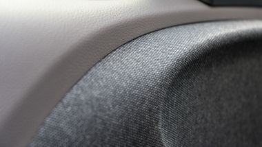 Toyota Yaris Cross, pannello porta: dettaglio della finitura a effetto tessuto
