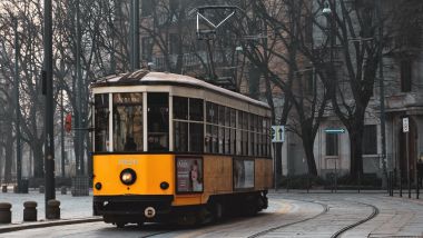 Tram a Milano - foto di Giordano Rossoni da Unsplash