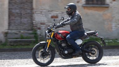 Triumph Scrambler 400 X, a passeggio si conduce in facilità