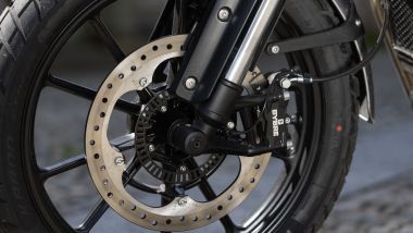 Triumph Scrambler 400 X, il disco anteriore da 320 mm è morso da una pinza radiale
