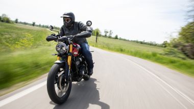 Triumph Scrambler 400 X, la posizione in sella è adatta anche ai più alti
