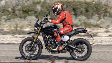 Triumph Scrambler 400 XE, cerchi a raggi e posizione di guida con busto dritto