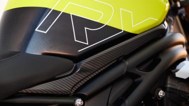 Triumph Speed Triple 1200 RX: carbonio in ogni dove... anche dove faresti fatica a notarlo