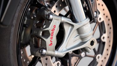 Triumph Speed Triple RS 2025, le pinze sono Brembo Stylema