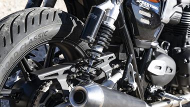 Triumph Speed Twin 900 2025, al posteriore gli ammortizzatori sono regolabili nel precarico