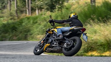 Triumph Street Triple 765 RS: la posizione di guida è caricata in avanti