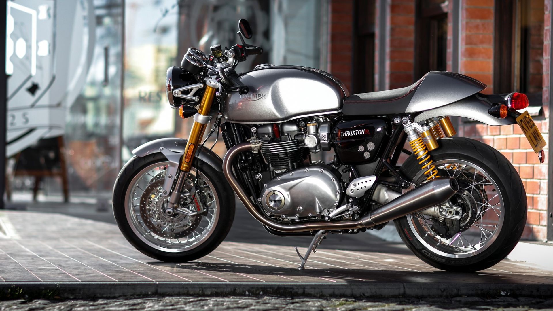 Triumph перевод. Triumph Thruxton 1200 r. Мотоцикл Triumph Thruxton. Thruxton 1200r. Мотоцикл Триумф Тракстон 1200.