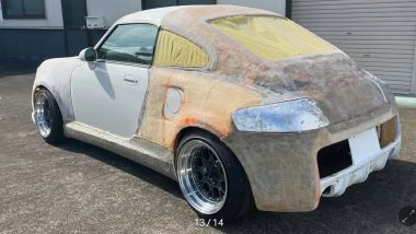 Tuning giapponese: la Daihatsu Copen usata si trasforma in Porsche 911