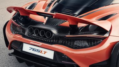 Un dettaglio dell'alettone e dei quattro scarichi della McLaren 765LT