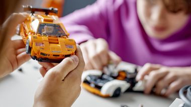 Un momento della costruzione del set Lego Speed Champions McLaren