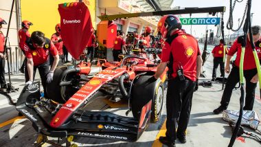 Un pit stop della Ferrari n.16 di Charles Leclerc durante i test in Bahrain 2023