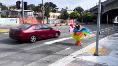 Poliziotti vestiti da polli a San Francisco. Il video