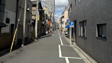 Un (raro) caso di parcheggio, per giunta libero, in strada a Tokyo nel quartiere Asakusa