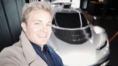 Un selfie per Nico Rosberg e la AMG One