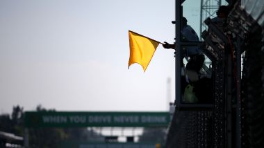 Una bandiera gialla sventolata in Formula 1