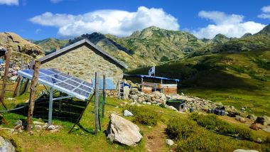 Una casa di campagna con pannelli solari - foto CC0 license, via Pxhere