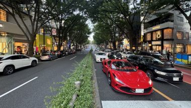 Una Ferrari nella via dei negozi vip di Omotesando, Tokyo