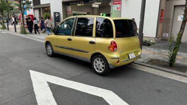 Una Fiat Multipla per strada a Tokyo