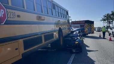 Una Jaguar F-Type e uno scuolabus, ma nelle posizione sbagliate (foto: Facebook / San Carlos Park Fire Protection & Rescue Service District)