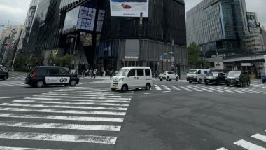 Una Keicar, l'imperatrice del Giappone, attraversa un incrocio a Ginza, Tokyo