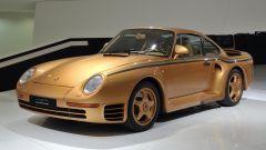 Una Porsche 959 tutta d'oro al Museo Porsche di Stoccarda