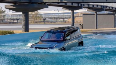 Una sana nuotata in piscina con YangWang U8