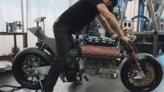 Una moto con motore V8 Ferrari: la follia in video