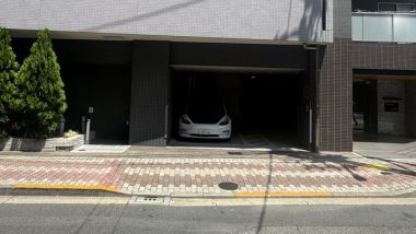 Una Tesla parcheggiata in un condominio di Tokyo