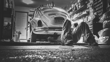 Una vecchia Volkswagen Maggiolino in officina - foto di Ryan McGuire, Pixabay