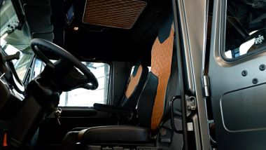 Unimog prototipo: l'abitacolo offre un ambiente raffinato e robusto per quattro passeggeri