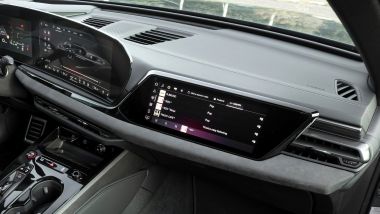 Uno schermo touch dedicato mette l'infotainment nelle mani del passeggero