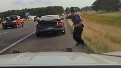 Ford Mustang GT sfugge alla polizia: il video della dashcam
