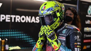 Valentino Rossi col suo ultimo casco realizzato per l'ultimo GP del dottore a Misano