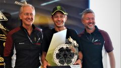 Valentino Rossi premiato da Brembo con i freni d'inizio e fine carriera