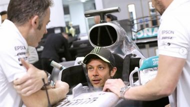 Valentino Rossi prova il sedile della Mercedes