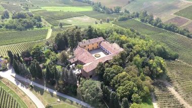 Veduta aerea del Castello di Luzzano (PV): agriturismo e base della V-Strom Academy