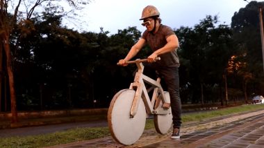 Video da YouTube: la bicicletta in cemento armato. Non mancano occhiali e casco