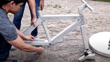 Video da YouTube: la bicicletta in cemento armato. Una fase della costruzione del telaio