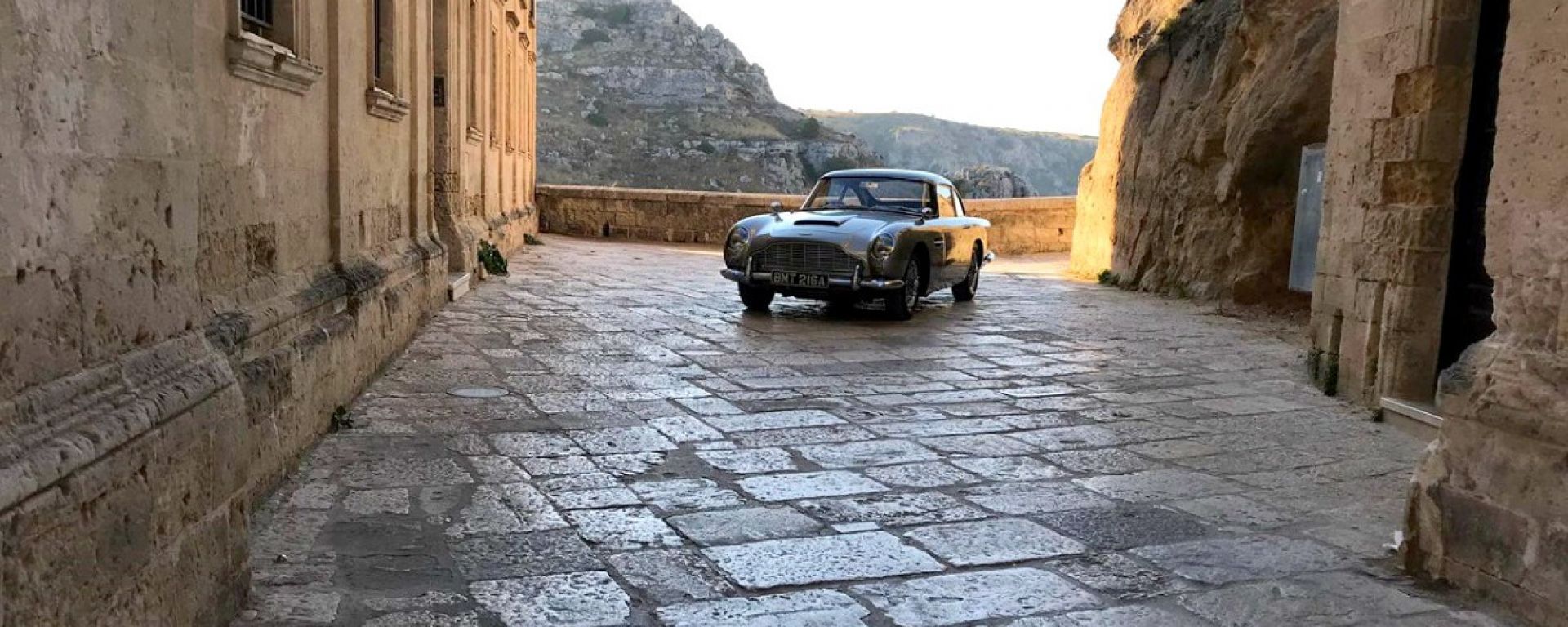 Video: James Bond 007 No time to die a Matera - MotorBox