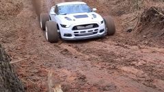 [VIDEO] La Ford Mustang biturbo da 1200 CV si arrampica nel fango